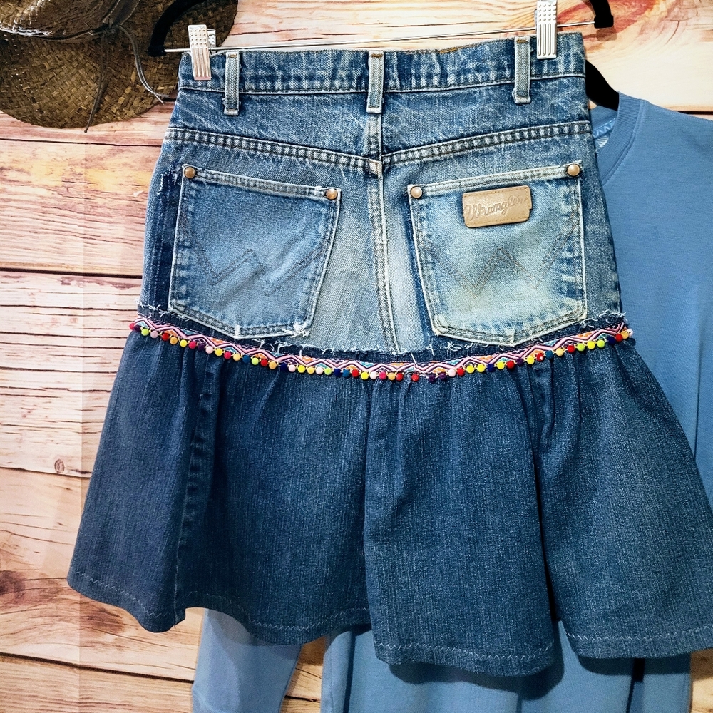 HANDMADE UPCYCLED LEVI MEETS WRANGLER COLORFULLY EMBELLISHED DENIM SKIRT! SZ 6 - Picture 6 of 9